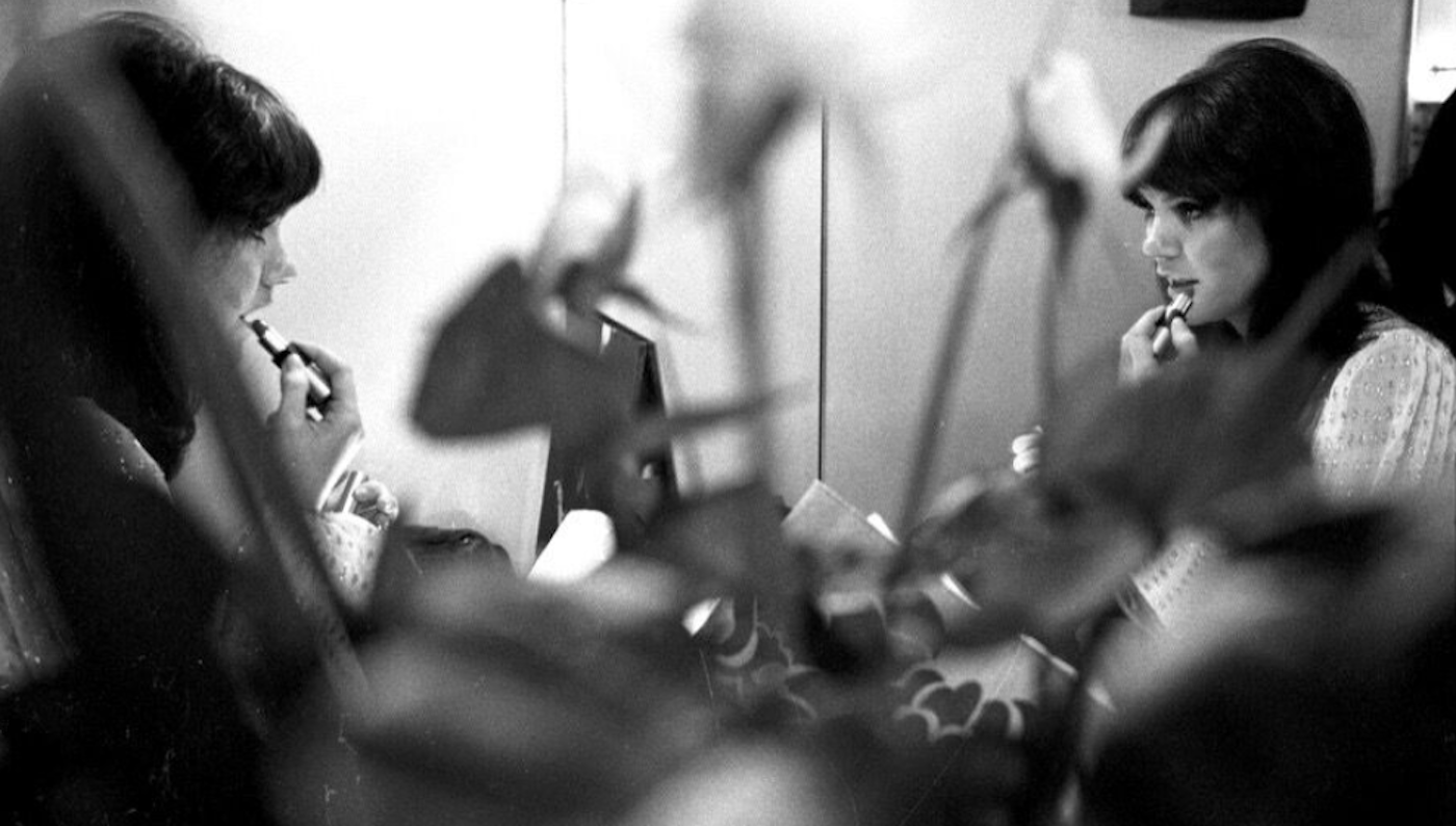 Linda Ronstadt - Sorrow Lives Here