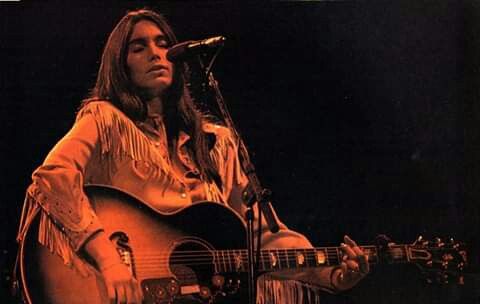 Why Emmylou Harris’s “Making Believe” Still Starts the Old-School Country Debate: Was This the ULTIMATE Cover?