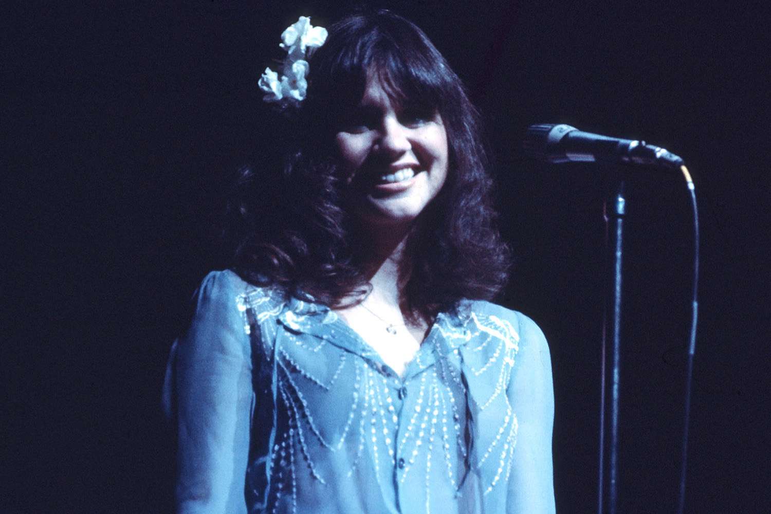 Gentle, timeless, and quietly overwhelming — Linda Ronstadt turns “I Love You For Sentimental Reasons” into pure magic