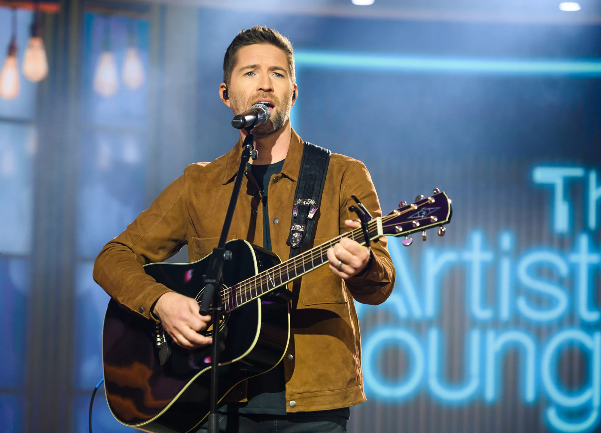 Josh Turner’s "I Serve a Savior" matters as the title track of his 2018 album, the first full gospel project of his career and a clear milestone in how openly he centered faith in his catalog