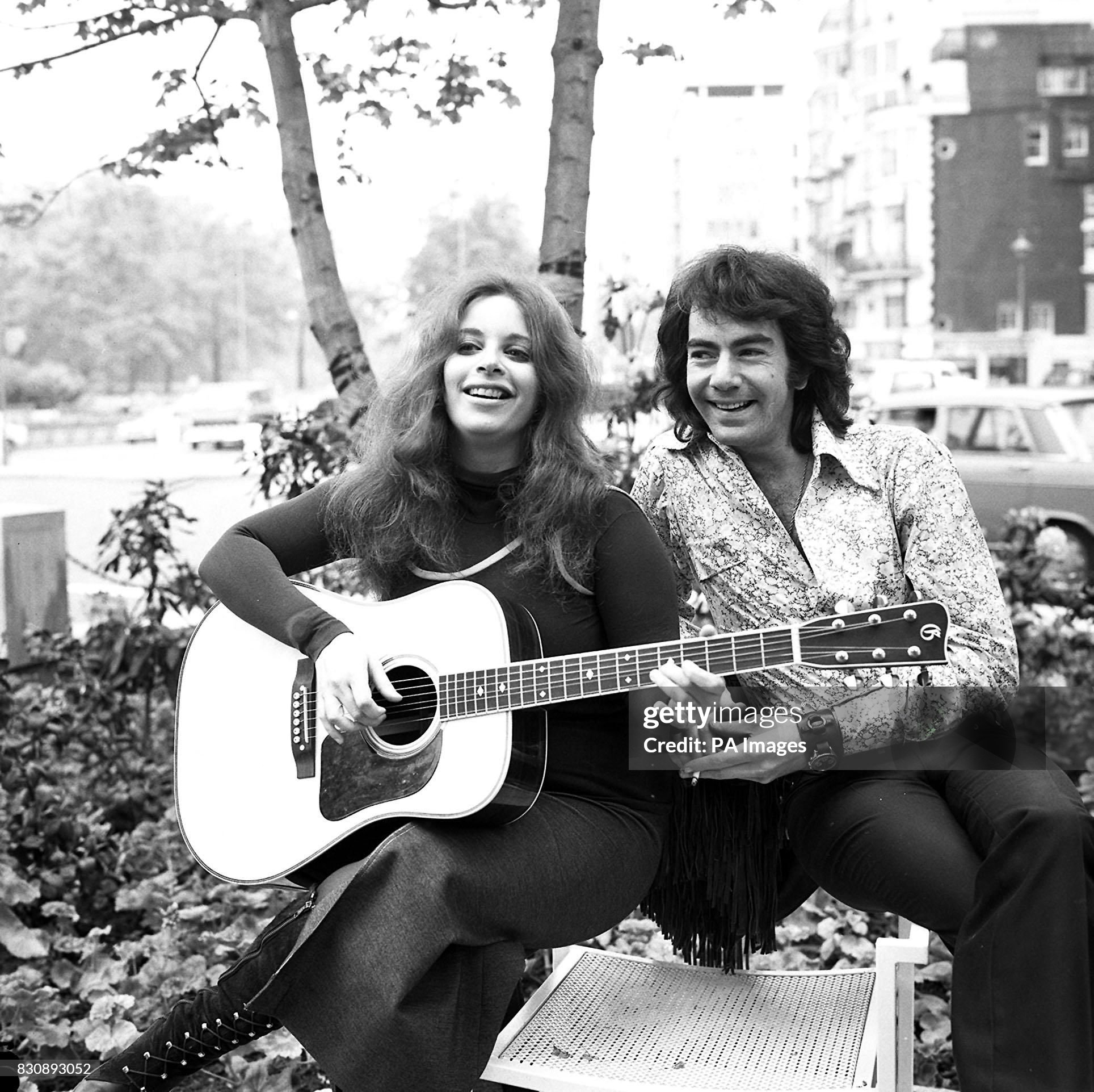 Neil Diamond Play Me (Live)