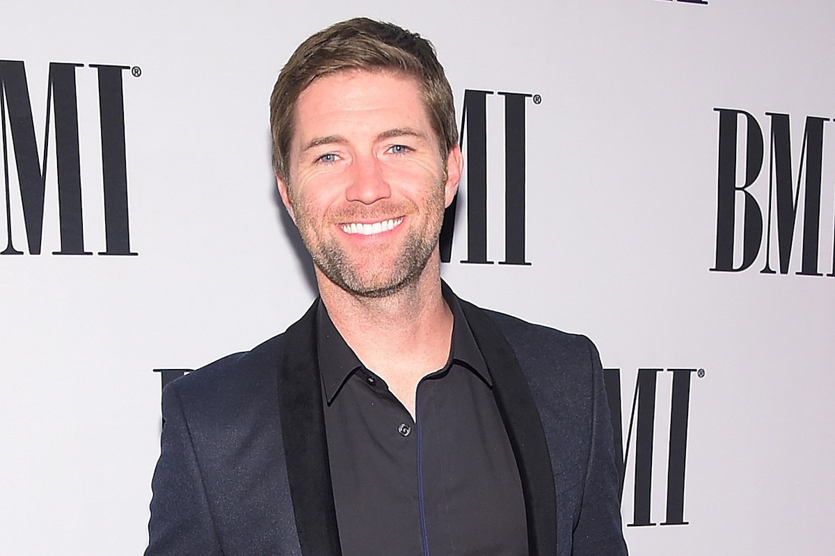 Josh Turner's "One Like Mine", a traditional-leaning deep cut co-written by David Lee Murphy for the 2017 Deep South album