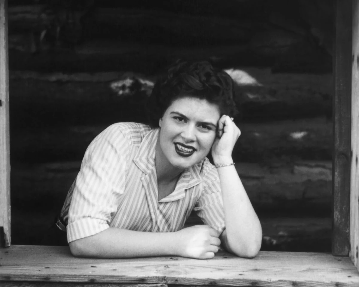 The vocal magic of her 1961 country crossover masterpiece "I Fall to Pieces" from her Showcase album.