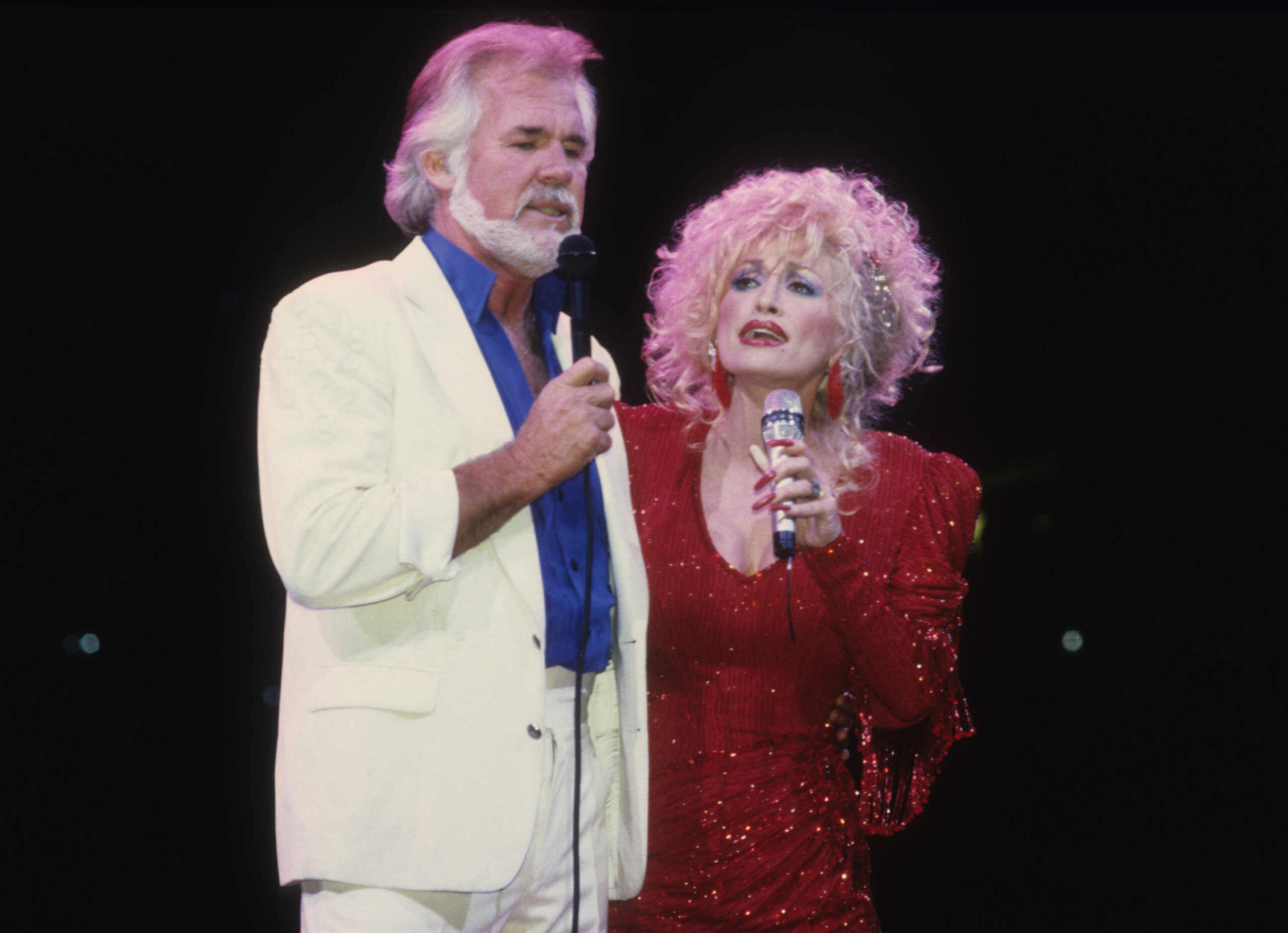 captivated listeners with her haunting vocal performance on the 1973 classic "Jolene," which went on to top the country charts.