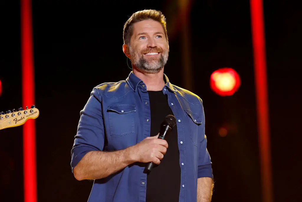 Josh Turner delivers a respectful, deep-baritone interpretation of the Keith Whitley classic I'm No Stranger to the Rain from 2020.